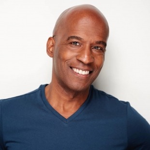headshot of actor Darius Wallace